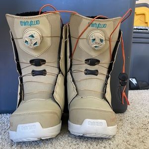 Snowboard boots